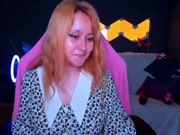 Redhead Camgirl charms_loly